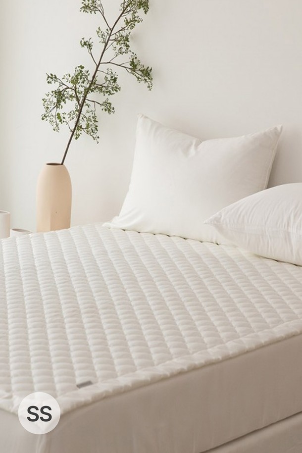 사르르 면모달 항균 침대패드 SS는 부드러운 촉감의 면과 모달 혼방 소재로 제작되었습니다. 얇은 두께로 제작되어 사계절 내내 쾌적하게 사용할 수 있으며, 퀼팅 디자인으로 포근함을 더했습니다. 항균 기능을 갖춰 위생적인 사용이 가능하며, 화이트 컬러로 어떤 침구에도 잘 어울립니다. SS 사이즈로 싱글 사이즈 침대에 적합합니다.
