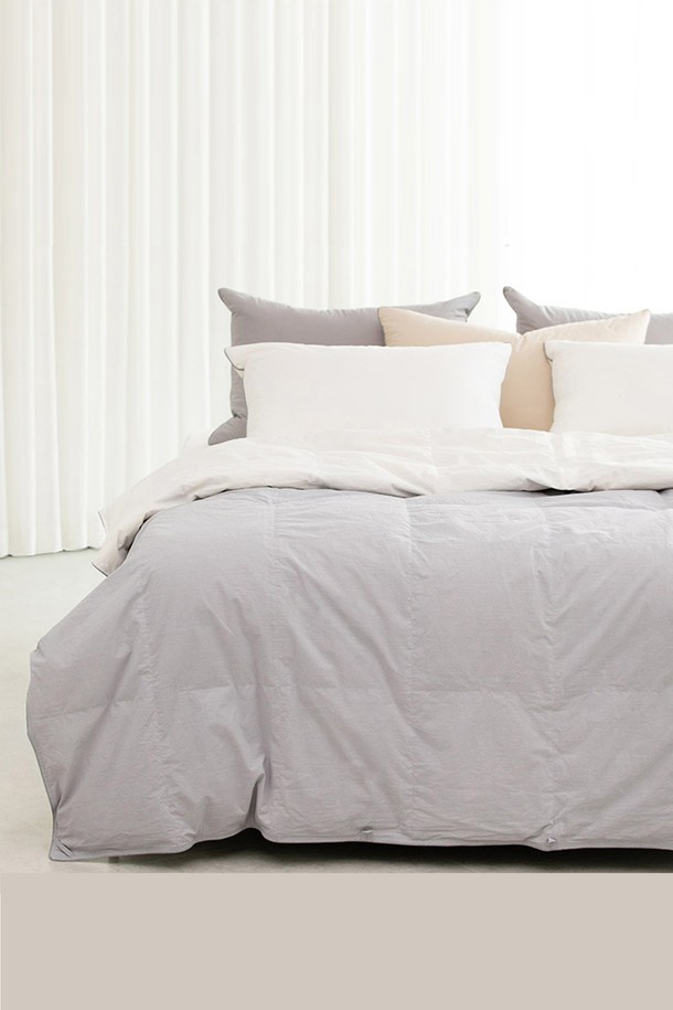 Q OSLO RDS90 60수 구스다운 간절기 차렵이불은 부드러운 촉감과 뛰어난 보온성을 자랑하며, 환절기 쾌적한 수면 환경을 제공합니다. 은은한 그레이 컬러의 무지 디자인으로 어떤 침구에도 잘 어울리며, 60수 고밀도 원단으로 제작되어 고급스러운 사용감을 선사합니다. 넉넉한 Q 사이즈로 편안하게 사용할 수 있는 실용적인 차렵이불입니다.
