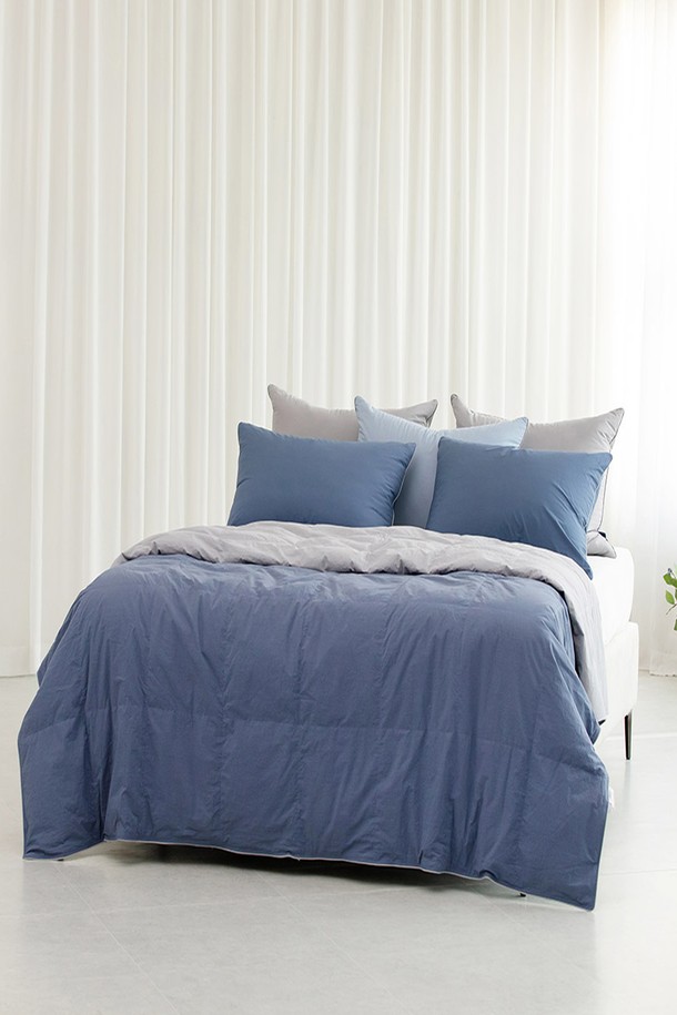 K OSLO RDS90 60수 구스다운 간절기 차렵이불은 부드러운 촉감의 60수 원단으로 제작되어 포근한 잠자리를 선사합니다. 블루와 그레이 두 가지 색상으로 제공되며, 무지 디자인으로 어떤 침실에도 잘 어울립니다. 우수한 보온성을 제공하는 구스다운 충전재와 두꺼운 두께로 간절기에도 따뜻하게 사용할 수 있는 차렵이불입니다.
