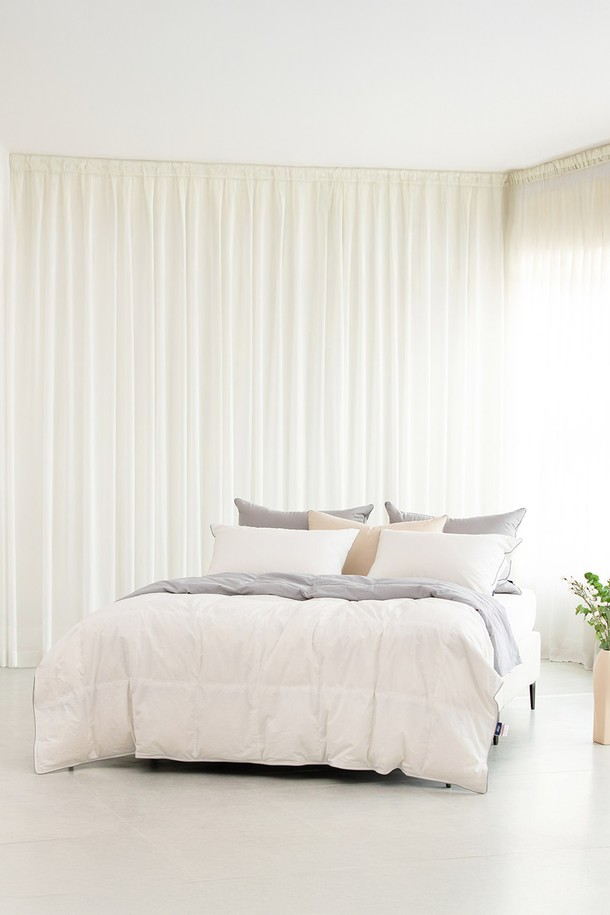 K OSLO RDS90 60수 구스다운 간절기 차렵이불은 부드러운 촉감과 뛰어난 보온성을 자랑합니다. 60수 고밀도 원단으로 제작되어 우수한 내구성을 제공하며, 간절기에 포근하게 사용할 수 있습니다. 깔끔한 화이트 컬러의 무지 디자인으로 어떤 침구와도 잘 어울립니다.
