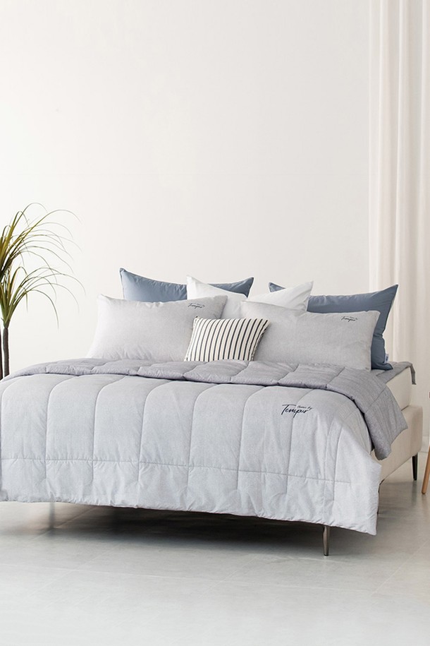 Q 달톤 알러지케어 고온세탁 가능 차렵이불은 알러지 케어 기능과 고온 세탁이 가능한 실용적인 제품입니다. 미니멀하고 클래식한 스타일을 추구하며, 집콕룩 연출에 적합합니다. 그레이 컬러의 무지 디자인으로 어떤 침실에도 잘 어울립니다. 퀸(Q) 사이즈로 제작되어 넉넉한 사용감을 제공합니다. 쾌적한 잠자리를 위한 알러지 케어 기능과 위생적인 고온 세탁 기능으로 더욱 편리하게 사용할 수 있습니다.
