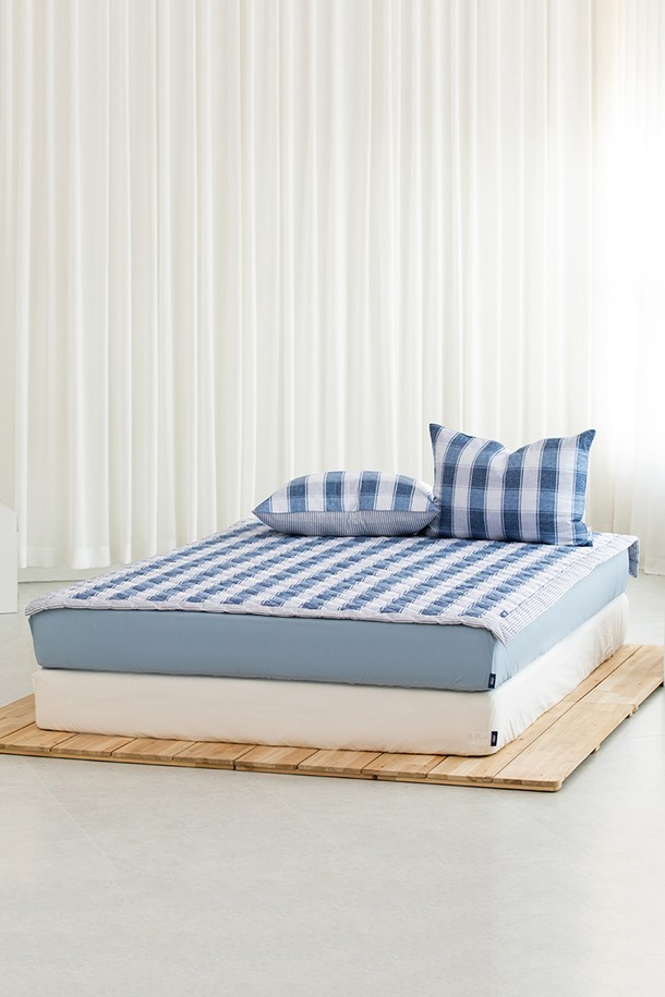 THOR(토르) 모달 코튼 패드 Q (블루)는 부드러운 모달과 면 소재의 조화로 제작되어 흡습성이 뛰어난 침대용 패드입니다. 미니멀하고 클래식한 스타일의 체크 패턴으로 디자인되어 집콕룩에 편안함을 더합니다. 얇은 두께로 제작되어 계절에 관계없이 쾌적하게 사용할 수 있으며, Q 사이즈로 침대에 맞게 제작되었습니다. 부드러운 촉감과 시원한 블루 컬러가 편안한 휴식을 선사합니다. 침실 분위기를 산뜻하게 연출해보세요.
