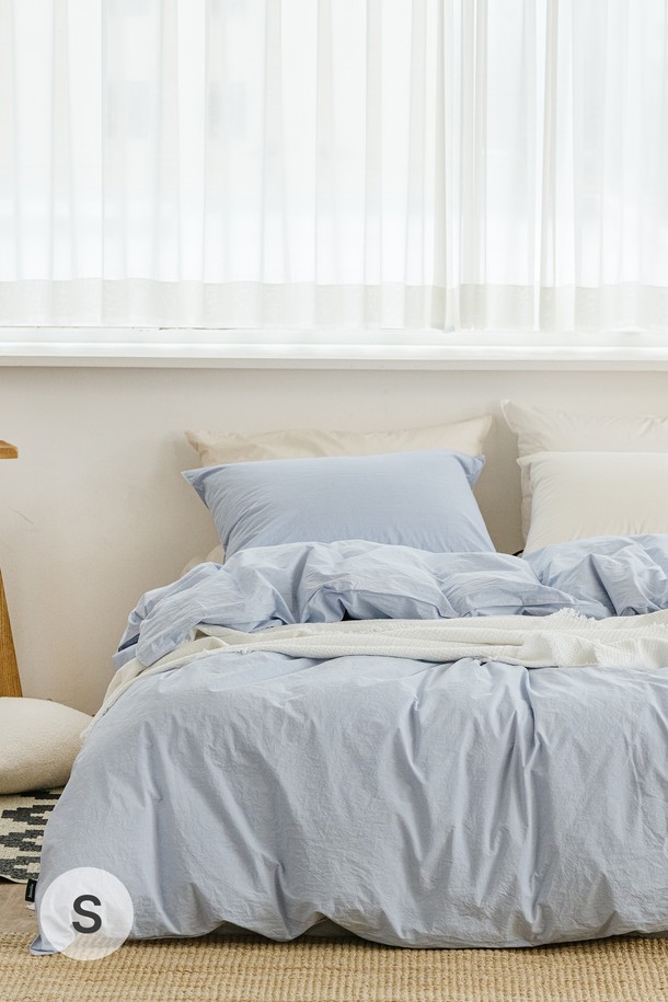 데일리코튼 60수 바이오워싱 이불커버 싱글은 60수 고밀도 면 원단으로 제작되어 부드러운 촉감을 자랑합니다. 바이오워싱 가공을 거쳐 더욱 편안하고 쾌적한 사용감을 선사하며, 사계절 내내 데일리로 활용하기 좋습니다. 미니멀하고 클래식한 스타일에 잘 어울리며, 화이트, 그레이, 블루, 베이지, 핑크, 민트, 라벤더 등 7가지 다채로운 컬러 옵션을 제공합니다. 싱글 사이즈로 집콕룩을 연출하기에도 좋습니다.
