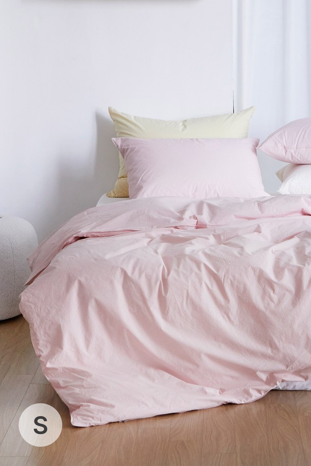 데일리코튼 60수 바이오워싱 이불커버 싱글(7컬러)는 부드러운 촉감의 면 소재로 제작되어 편안한 잠자리를 제공합니다. 미니멀하고 클래식한 스타일의 무지 디자인으로, 집콕룩에 잘 어울리는 아이템입니다. 60수 고밀도 면 소재는 쾌적함을 더하고, 바이오워싱 가공을 통해 더욱 부드러운 사용감을 느낄 수 있습니다. 싱글 사이즈로 출시되었으며, 핑크를 포함한 7가지 다채로운 컬러 옵션으로 취향에 맞는 선택이 가능합니다. 데일리 침구류로 활용하여 포근하고 아늑한 분위기를 연출해보세요.
