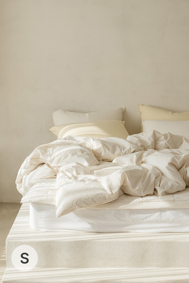 데일리코튼 60수 바이오워싱 이불커버는 부드러운 촉감의 면 소재로 제작되어 사계절 내내 사용하기 좋습니다. 60수 고밀도 원단에 바이오워싱 가공을 더해 더욱 편안하고 포근한 사용감을 선사합니다. 미니멀하고 클래식한 스타일의 디자인으로, 집콕룩을 완성하는 데 안성맞춤입니다. 화이트, 베이지 등 7가지 다채로운 컬러 옵션으로 취향에 맞게 선택할 수 있으며, 싱글 사이즈로 제공됩니다. 흡습 기능으로 쾌적한 잠자리를 도와줍니다.
