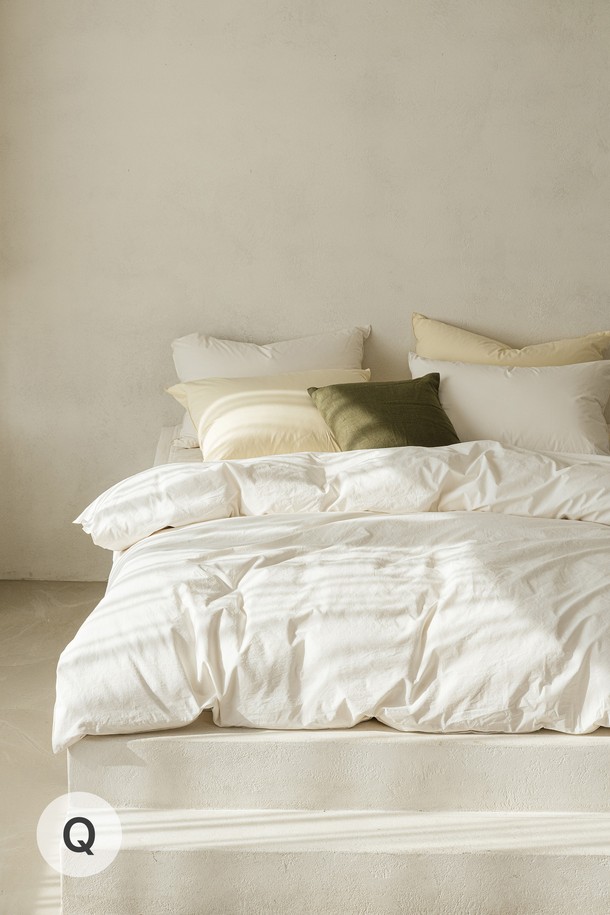 데일리코튼 60수 바이오워싱 이불커버 퀸은 부드러운 촉감과 흡습성이 뛰어난 면 소재의 이불커버입니다. 60수 고밀도 원단에 바이오워싱 가공을 더해 데일리로 편안하게 사용할 수 있습니다. 퀸 사이즈로 제작되었으며, 화이트, 베이지, 그린, 그레이, 블루, 핑크, 옐로우 7가지의 다채로운 컬러 옵션을 제공합니다. 미니멀하고 클래식한 스타일로, 집콕룩에 잘 어울리는 아이템입니다. 얇은 두께감으로 사계절 내내 쾌적하게 사용할 수 있습니다.
