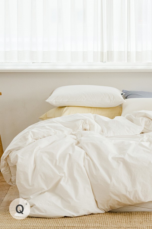 데일리코튼 60수 바이오워싱 이불커버 퀸(7컬러)는 부드러운 촉감과 흡습성이 뛰어난 면 소재의 이불커버입니다. 60수 고밀도 원단에 바이오워싱 가공을 더해 데일리로 편안하게 사용할 수 있으며, 얇은 두께감으로 계절에 관계없이 활용하기 좋습니다. 미니멀하고 클래식한 디자인으로 집콕룩을 완성하는 데 제격입니다. 화이트, 베이지, 그레이, 블루, 핑크, 민트, 브라운 7가지의 다채로운 컬러 옵션으로 침실 분위기를 연출해보세요. 퀸 사이즈로 제작되어 넉넉한 사용감을 제공합니다.
