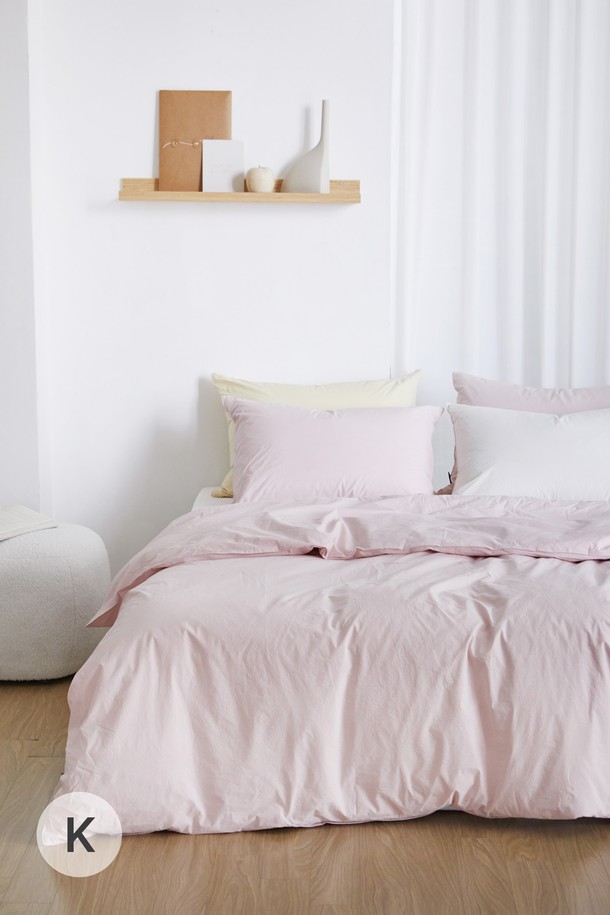 데일리코튼 60수 바이오워싱 이불커버 킹은 부드러운 촉감의 면 소재로 제작되어 사계절 내내 포근함을 선사합니다. 60수 고밀도 원단에 바이오워싱 가공을 더해 더욱 부드럽고 흡습성이 뛰어나 쾌적한 잠자리를 제공합니다. 미니멀하고 클래식한 스타일의 무지 디자인에 핑크 컬러를 사용하여 침실 분위기를 화사하게 연출할 수 있습니다. 킹사이즈로 넉넉하게 제작되었으며, 집콕룩을 위한 편안한 분위기를 완성합니다. 7가지 다양한 컬러 옵션으로 취향에 맞게 선택하여 사용할 수 있습니다.
