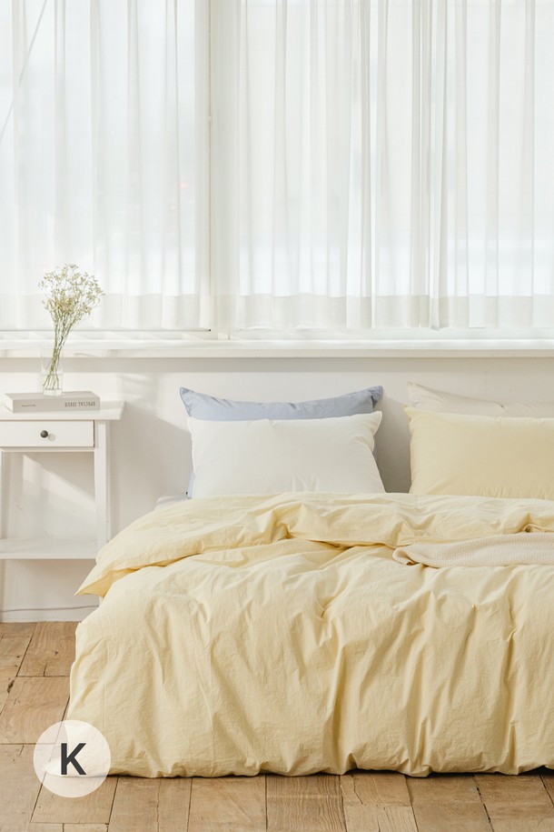 데일리코튼 60수 바이오워싱 이불커버 킹(7컬러)는 부드러운 촉감과 뛰어난 흡습 및 통기성을 자랑하는 사계절용 이불커버입니다. 60수 고밀도 면 소재로 제작되어 먼지 및 보풀 발생을 방지하며, 매트한 질감으로 편안한 잠자리를 제공합니다. 바이오워싱 가공으로 부드러움을 더하고, 76개의 넉넉한 이불고리가 부착되어 실용성을 높였습니다. 심플하고 모던한 미니멀, 클래식 스타일의 디자인으로, 집콕룩을 완성하는 데일리 아이템입니다. 한국의류시험연구원의 유해물질 테스트를 통과하여 안심하고 사용할 수 있습니다.
