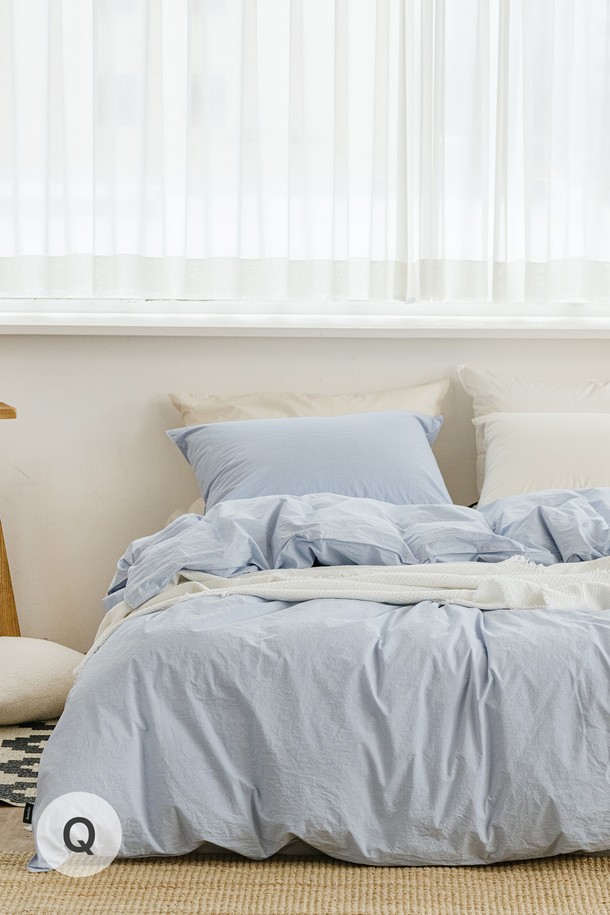 데일리코튼 60수 바이오워싱 이불커버 베개 세트는 부드러운 촉감의 면 소재로 제작되어 사계절 내내 쾌적하게 사용할 수 있습니다. 얇은 두께감으로 답답함 없이 포근함을 선사하며, 60수 면 특유의 흡습성으로 쾌적한 수면 환경을 제공합니다. 바이오워싱 가공을 거쳐 부드러움이 더욱 향상되었으며, 퀸 사이즈 이불커버와 베개커버로 구성되어 있습니다. 미니멀하고 클래식한 디자인으로 집콕룩을 연출하기 좋으며, 화이트, 그레이, 베이지 등 7가지 다채로운 컬러 옵션으로 만나보세요.
