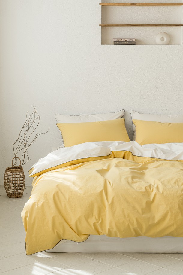 스카치 원클릭풀세트(이불솜+이불커버+베개커버+베개솜) 퀸은 미니멀하고 베이직한 스타일의 침구 세트입니다. 옐로우와 화이트 두 가지 색상으로 제공되며, 무지 패턴으로 깔끔함을 더했습니다. 퀸 사이즈로 구성되어 있으며, 이불솜, 이불커버, 베개커버, 베개솜이 함께 포함된 풀세트입니다. 간편한 원클릭 방식으로 침구를 더욱 편리하게 사용할 수 있습니다. 기본적인 침구 세팅을 위한 실용적인 선택입니다.
