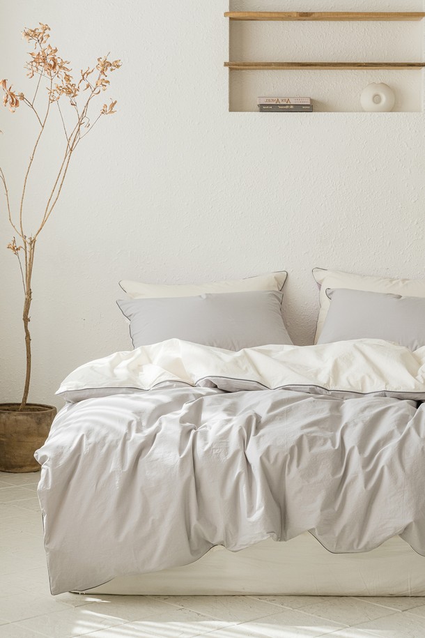 스카치 원클릭풀세트 싱글 사이즈입니다. 이불솜, 이불커버, 베개커버, 베개솜으로 구성되어 침실을 간결하고 미니멀한 분위기로 연출합니다. 순백색의 무지 디자인으로 어떤 침구와도 잘 어울려 기본에 충실한 침실을 완성합니다. 특히, 원클릭 방식으로 간편하게 침구를 세팅할 수 있어 편리합니다. 데일리 침구로 활용하기 좋은 실용적인 아이템입니다.
