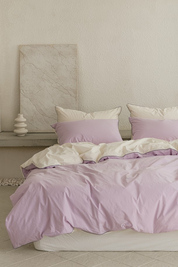 스카치 원클릭풀세트(이불솜+이불커버+베개커버+베개솜) 킹 사이즈입니다. 미니멀한 스타일을 추구하는 분들께 적합하며, 화이트와 라벤더 두 가지 컬러 옵션을 제공합니다. 이불솜, 이불커버, 베개커버, 베개솜으로 구성된 풀세트로, 간편하게 침실 분위기를 연출할 수 있습니다. 무지 디자인으로 어떤 침구와도 잘 어울리며, 원클릭 방식으로 편리하게 사용할 수 있습니다.
