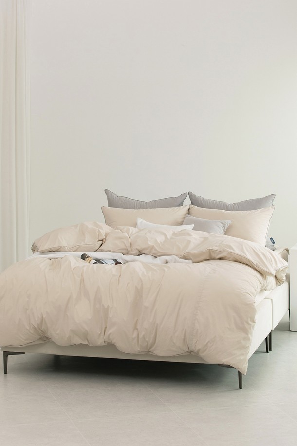 OSLO(오슬로) 오가닉 순면 누비 이불커버세트 S (택1)는 부드러운 촉감과 높은 흡습성을 자랑하는 순면 소재의 이불커버세트입니다. 미니멀하고 베이직한 디자인으로 집콕룩을 완성하며, 베이지와 아이보리 두 가지 색상으로 제공됩니다. 가볍고 얇은 두께의 누비 이불커버는 편안한 잠자리를 선사합니다. 세트 구성은 이불커버와 베개커버로 이루어져 있습니다. S 사이즈로 만나보세요.
