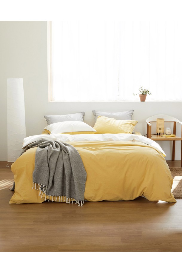 스카치 원클릭풀세트(이불솜+이불커버+베개커버+베개솜) 퀸은 미니멀하고 베이직한 스타일의 침구 세트입니다. 옐로우와 화이트 두 가지 색상으로 제공되며, 무지 패턴으로 깔끔함을 더했습니다. 퀸 사이즈로 구성되어 있으며, 이불솜, 이불커버, 베개커버, 베개솜이 함께 포함된 풀세트입니다. 간편한 원클릭 방식으로 침구를 더욱 편리하게 사용할 수 있습니다. 기본적인 침구 세팅을 위한 실용적인 선택입니다.
