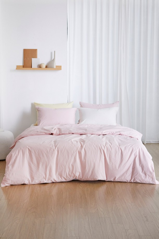 데일리코튼 60수 바이오워싱 이불커버 싱글(7컬러)는 부드러운 촉감의 면 소재로 제작되어 편안한 잠자리를 제공합니다. 미니멀하고 클래식한 스타일의 무지 디자인으로, 집콕룩에 잘 어울리는 아이템입니다. 60수 고밀도 면 소재는 쾌적함을 더하고, 바이오워싱 가공을 통해 더욱 부드러운 사용감을 느낄 수 있습니다. 싱글 사이즈로 출시되었으며, 핑크를 포함한 7가지 다채로운 컬러 옵션으로 취향에 맞는 선택이 가능합니다. 데일리 침구류로 활용하여 포근하고 아늑한 분위기를 연출해보세요.
