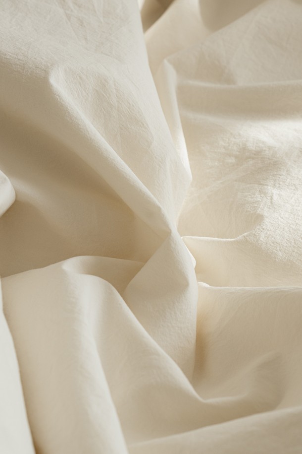 데일리코튼 60수 바이오워싱 이불커버는 부드러운 촉감의 면 소재로 제작되어 사계절 내내 사용하기 좋습니다. 60수 고밀도 원단에 바이오워싱 가공을 더해 더욱 편안하고 포근한 사용감을 선사합니다. 미니멀하고 클래식한 스타일의 디자인으로, 집콕룩을 완성하는 데 안성맞춤입니다. 화이트, 베이지 등 7가지 다채로운 컬러 옵션으로 취향에 맞게 선택할 수 있으며, 싱글 사이즈로 제공됩니다. 흡습 기능으로 쾌적한 잠자리를 도와줍니다.
