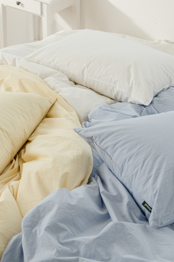 부드러운 촉감이 매력적인 데일리코튼 60수 바이오워싱 이불커버 퀸(7컬러)입니다. 60수 고밀도 면 원단으로 제작되어 얇고 가벼우며, 흡습성이 뛰어나 편안한 잠자리를 제공합니다. 바이오워싱 가공으로 부드러움을 더했으며, 미니멀하고 클래식한 스타일을 연출합니다. 화이트, 블루, 그레이 등 7가지 다채로운 컬러 옵션으로, 집콕룩을 더욱 돋보이게 합니다. 퀸 사이즈로 제작되어 넉넉하게 사용할 수 있습니다.
