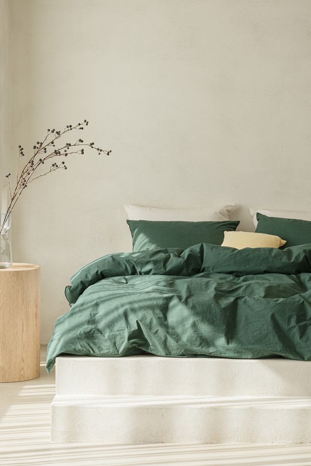 데일리코튼 60수 바이오워싱 이불커버 퀸(7컬러)는 부드러운 촉감과 흡습 기능으로 편안한 잠자리를 제공합니다. 60수 고밀도 면 소재에 바이오워싱 가공을 더해 매트하면서도 고급스러운 텍스처를 자랑합니다. 핑크, 화이트, 블루, 크림화이트, 버터옐로우, 딥그린 등 7가지 다채로운 컬러로 출시되어, 미니멀 및 클래식 스타일의 침실에 잘 어울립니다. 퀸 사이즈로 제작되었으며, 이불 고정 루프 16개와 양면 디자인으로 실용성을 높였습니다. 유해물질 테스트를 통과하여 안심하고 사용할 수 있으며, 사계절 내내 탈부착하여 사용할 수 있습니다.
