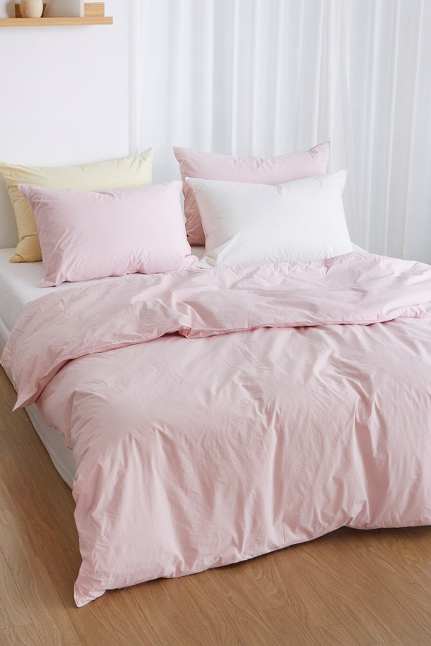 데일리코튼 60수 바이오워싱 이불커버 퀸(7컬러)는 부드러운 촉감과 흡습성을 자랑하는 면 소재의 이불커버입니다. 60수 고밀도 원단에 바이오워싱 가공을 더해 더욱 포근하고 편안한 잠자리를 제공합니다. 퀸 사이즈로 제작되었으며, 다양한 침실 분위기에 어울리는 7가지 컬러 옵션 중 핑크 색상을 만나보세요. 미니멀하고 클래식한 스타일로 집콕룩을 완성해 보세요. 사계절 내내 사용할 수 있는 실용적인 아이템입니다.
