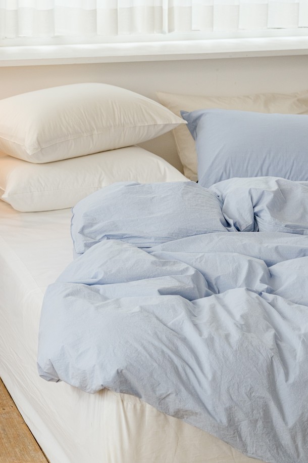 데일리코튼 60수 바이오워싱 이불커버는 킹 사이즈로, 부드러운 촉감과 흡습 기능으로 편안한 잠자리를 제공합니다. 60수 고밀도 면 원단에 바이오워싱 가공을 더해 더욱 부드럽고, 사계절 내내 쾌적하게 사용할 수 있습니다. 미니멀하고 클래식한 스타일의 무지 디자인으로, 집콕룩에 잘 어울리는 아이템입니다. 화이트, 그레이, 블루 등 7가지 다채로운 컬러 옵션으로 침실 분위기를 연출해 보세요.
