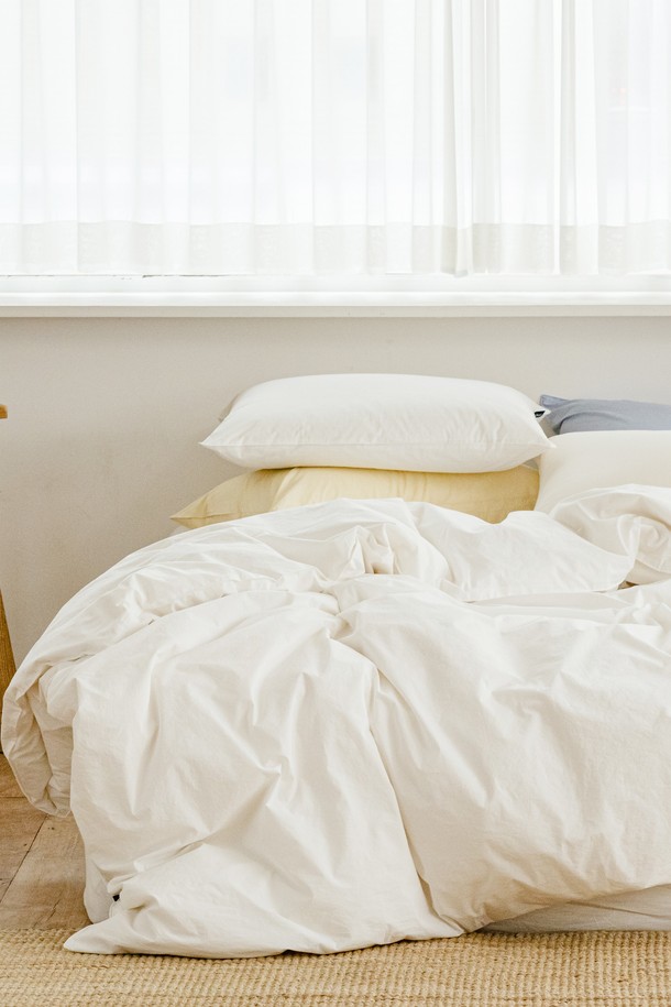 데일리코튼 60수 바이오워싱 이불커버 킹은 부드러운 촉감이 특징인 면 소재의 이불커버입니다. 사계절 내내 사용할 수 있으며, 킹 사이즈로 제작되어 넉넉한 사용 공간을 제공합니다. 바이오워싱 가공을 통해 부드러움을 더했으며, 미니멀하고 클래식한 디자인으로 집콕룩을 연출하기 좋습니다. 깨끗하고 깔끔한 화이트 컬러의 무지 패턴으로 어떤 침구와도 잘 어울립니다. 단품으로 구성되어 있어 간편하게 침실 분위기를 바꿀 수 있습니다.
