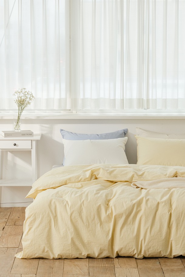 데일리코튼 60수 바이오워싱 이불커버 킹(7컬러)는 부드러운 촉감과 뛰어난 흡습 및 통기성을 자랑하는 사계절용 이불커버입니다. 60수 고밀도 면 소재로 제작되어 먼지 및 보풀 발생을 방지하며, 매트한 질감으로 편안한 잠자리를 제공합니다. 바이오워싱 가공으로 부드러움을 더하고, 76개의 넉넉한 이불고리가 부착되어 실용성을 높였습니다. 심플하고 모던한 미니멀, 클래식 스타일의 디자인으로, 집콕룩을 완성하는 데일리 아이템입니다. 한국의류시험연구원의 유해물질 테스트를 통과하여 안심하고 사용할 수 있습니다.
