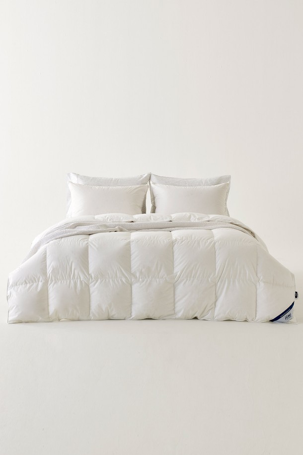 K 오덴세 구스다운 사계절 이불솜은 시베리아산 구스다운 90%와 80수 순면 원단으로 제작되어 부드러운 촉감을 자랑합니다. 두꺼운 두께감으로 높은 보온성을 제공하며, 사계절 내내 쾌적하게 사용할 수 있습니다. 미니멀하고 클래식한 스타일로, 집에서 편안하게 휴식을 취하는 집콕룩에 잘 어울립니다. 화이트 컬러의 무지 디자인으로 어떤 침구에도 자연스럽게 매치됩니다.

