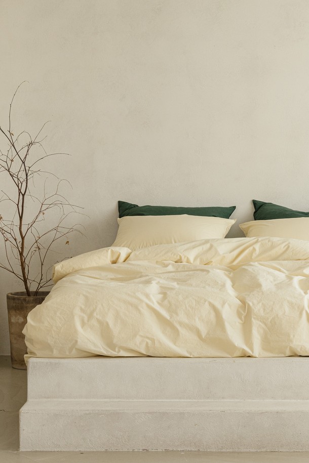 데일리코튼 60수 바이오워싱 이불커버 싱글은 부드러운 촉감의 면 소재로 제작되어 포근한 잠자리를 선사합니다. 60수 원단에 바이오워싱 가공을 더해 더욱 부드럽고 흡습성이 뛰어나 사계절 내내 쾌적하게 사용할 수 있습니다. 미니멀하고 클래식한 스타일로, 집콕룩에 편안함을 더하며, 화이트, 베이지, 옐로우 등 7가지 다채로운 컬러 옵션으로 제공됩니다. 싱글 사이즈로 침실 분위기에 맞춰 폭넓게 선택할 수 있습니다.
