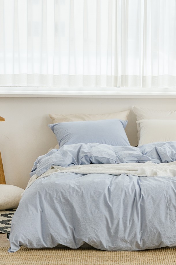 부드러운 촉감이 매력적인 데일리코튼 60수 바이오워싱 이불커버 퀸(7컬러)입니다. 60수 고밀도 면 원단으로 제작되어 얇고 가벼우며, 흡습성이 뛰어나 편안한 잠자리를 제공합니다. 바이오워싱 가공으로 부드러움을 더했으며, 미니멀하고 클래식한 스타일을 연출합니다. 화이트, 블루, 그레이 등 7가지 다채로운 컬러 옵션으로, 집콕룩을 더욱 돋보이게 합니다. 퀸 사이즈로 제작되어 넉넉하게 사용할 수 있습니다.
