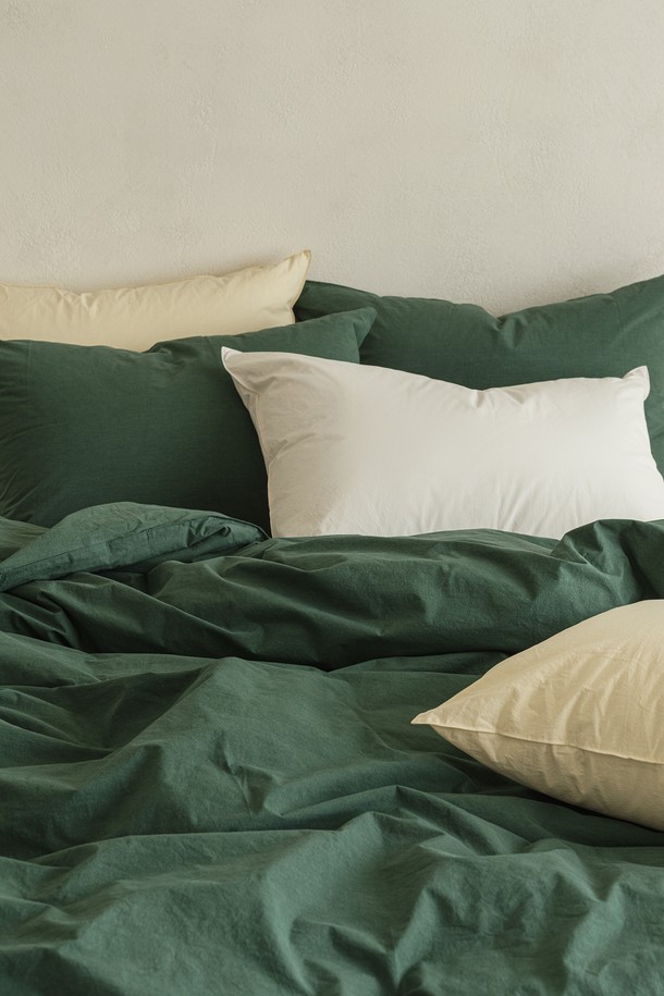 데일리코튼 60수 바이오워싱 이불커버 퀸(7컬러)는 부드러운 촉감과 흡습 기능으로 편안한 잠자리를 제공합니다. 60수 고밀도 면 소재에 바이오워싱 가공을 더해 매트하면서도 고급스러운 텍스처를 자랑합니다. 핑크, 화이트, 블루, 크림화이트, 버터옐로우, 딥그린 등 7가지 다채로운 컬러로 출시되어, 미니멀 및 클래식 스타일의 침실에 잘 어울립니다. 퀸 사이즈로 제작되었으며, 이불 고정 루프 16개와 양면 디자인으로 실용성을 높였습니다. 유해물질 테스트를 통과하여 안심하고 사용할 수 있으며, 사계절 내내 탈부착하여 사용할 수 있습니다.
