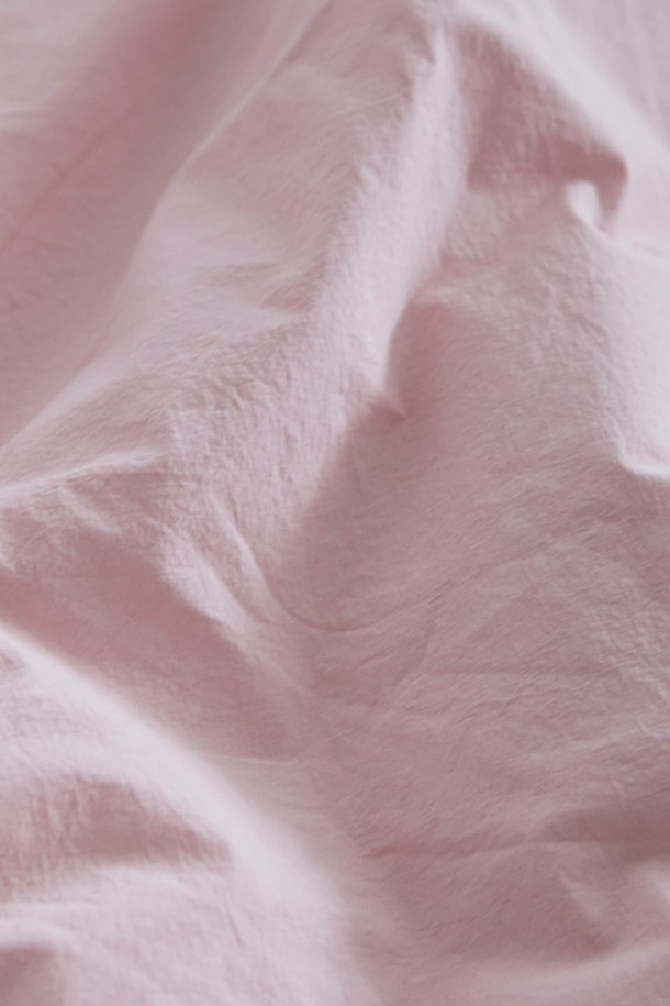 데일리코튼 60수 바이오워싱 이불커버 퀸(7컬러)는 부드러운 촉감과 흡습성을 자랑하는 면 소재의 이불커버입니다. 60수 고밀도 원단에 바이오워싱 가공을 더해 더욱 포근하고 편안한 잠자리를 제공합니다. 퀸 사이즈로 제작되었으며, 다양한 침실 분위기에 어울리는 7가지 컬러 옵션 중 핑크 색상을 만나보세요. 미니멀하고 클래식한 스타일로 집콕룩을 완성해 보세요. 사계절 내내 사용할 수 있는 실용적인 아이템입니다.
