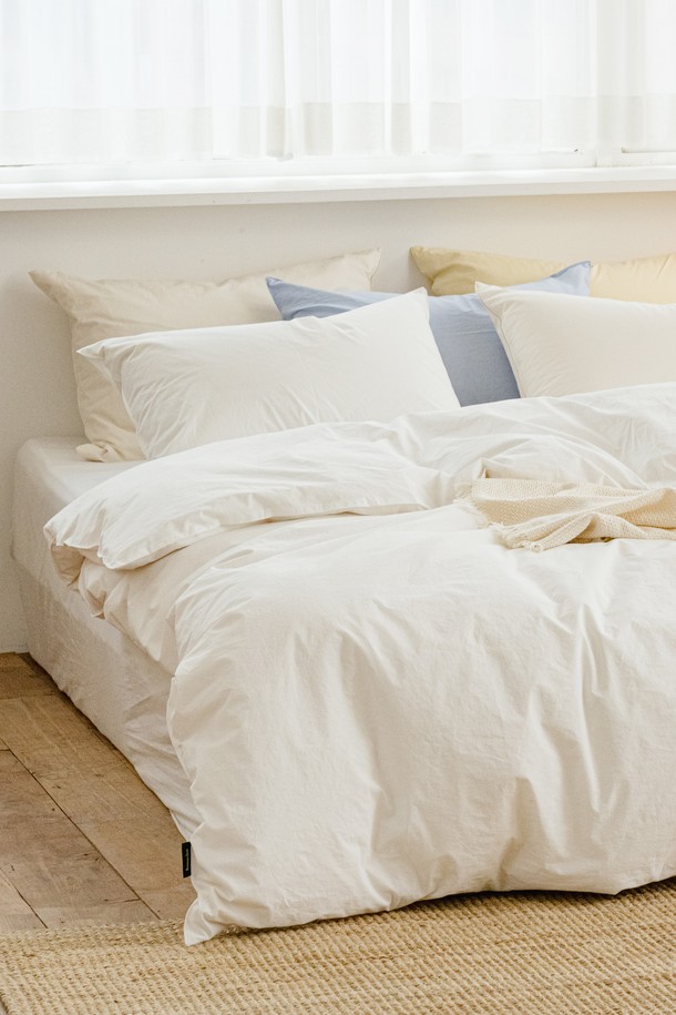 데일리코튼 60수 바이오워싱 이불커버 퀸(7컬러)는 부드러운 촉감과 흡습성이 뛰어난 면 소재의 이불커버입니다. 60수 고밀도 원단에 바이오워싱 가공을 더해 데일리로 편안하게 사용할 수 있으며, 얇은 두께감으로 계절에 관계없이 활용하기 좋습니다. 미니멀하고 클래식한 디자인으로 집콕룩을 완성하는 데 제격입니다. 화이트, 베이지, 그레이, 블루, 핑크, 민트, 브라운 7가지의 다채로운 컬러 옵션으로 침실 분위기를 연출해보세요. 퀸 사이즈로 제작되어 넉넉한 사용감을 제공합니다.
