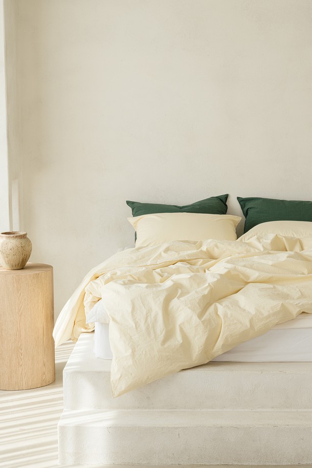 데일리코튼 60수 바이오워싱 이불커버 퀸(7컬러)는 부드러운 촉감의 면 소재로 제작되어 사계절 내내 포근함을 선사합니다. 60수 고밀도 원단에 바이오 워싱 가공을 더해 더욱 부드럽고 흡수성이 뛰어나 쾌적한 사용감을 제공합니다. 미니멀하고 클래식한 스타일로, 어떤 침실에도 잘 어울리며 집콕룩을 완성합니다. 화이트, 베이지, 옐로우 등 7가지 다채로운 컬러 옵션으로 취향에 맞게 선택할 수 있습니다. 퀸 사이즈로 제작되어 편안한 잠자리를 위한 최적의 선택입니다.
