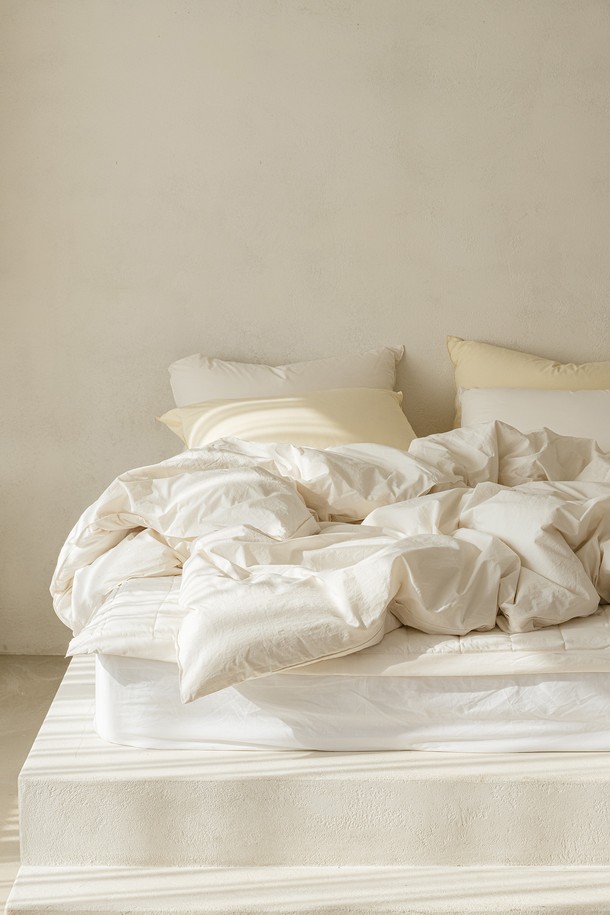 데일리코튼 60수 바이오워싱 이불커버 킹은 60수 고밀도 순면 원단으로 제작되어 부드러운 촉감을 선사합니다. 얇은 두께감으로 사계절 내내 사용하기 좋으며, 바이오워싱 가공을 통해 먼지와 보풀 발생을 줄였습니다. 핑크, 화이트 두 가지 색상으로 출시되었으며, 무광 마감과 무지 패턴으로 미니멀하고 클래식한 스타일을 연출합니다. 킹 사이즈로 넉넉하게 사용 가능하며, 양면 사용이 가능하여 실용성을 더했습니다. 76개의 이불 타이와 유해물질 검사를 통과하여 안심하고 사용할 수 있습니다. 집콕룩을 완성하는 데일리 아이템으로 추천합니다.
