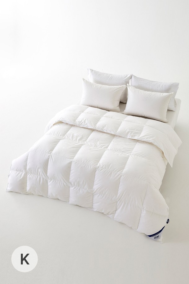 K 오덴세 구스다운 사계절 이불솜은 시베리아산 구스다운 90%와 80수 순면 원단으로 제작되어 부드러운 촉감을 자랑합니다. 두꺼운 두께감으로 높은 보온성을 제공하며, 사계절 내내 쾌적하게 사용할 수 있습니다. 미니멀하고 클래식한 스타일로, 집에서 편안하게 휴식을 취하는 집콕룩에 잘 어울립니다. 화이트 컬러의 무지 디자인으로 어떤 침구에도 자연스럽게 매치됩니다.
