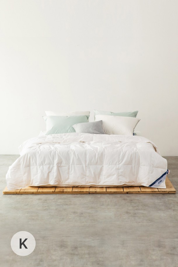 T 헝가리산 구스다운 간절기 이불솜 K는 부드러운 촉감의 화이트 컬러 이불솜입니다. 면과 구스다운 소재로 제작되었으며, 박스 퀼팅 디자인으로 제작되었습니다. 항균, 통기성, 보온 기능과 다운프루프 기능으로 봄, 가을, 겨울까지 쾌적하게 사용할 수 있습니다. 16개의 이불고리와 3차원 퀼팅, 보관용 가방을 포함하며, 다운필파워 650-600, OEKO-TEX 인증을 받았습니다. 집콕룩과 겨울 데일리룩에 잘 어울리는 클래식하고 미니멀한 스타일의 이불솜입니다.
