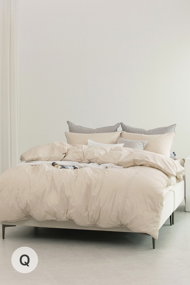 OSLO(오슬로) 오가닉 순면 누비 이불커버세트 Q는 부드러운 촉감의 오가닉 순면 소재로 제작된 침구 세트입니다. 미니멀하고 클래식한 스타일로 집콕룩을 완성하며, 사계절 내내 사용할 수 있습니다. 베이지와 화이트 두 가지 색상으로 출시되어, 어떤 침실에도 잘 어울리는 디자인입니다. 퀸 사이즈 이불커버와 베개커버로 구성되어 있으며, 흡습 기능으로 쾌적한 잠자리를 제공합니다. 누비 디자인으로 포근함을 더했습니다.

