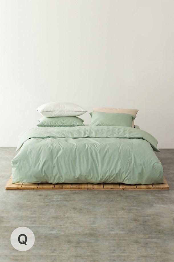 OSLO (오슬로) 오가닉 순면 누비 이불커버세트 Q (택1)는 부드러운 촉감의 오가닉 순면 소재로 제작되어 사계절 내내 쾌적하게 사용할 수 있습니다. 모던하고 베이직한 스타일로, 집콕룩에 잘 어울리며 미니멀하고 클래식한 무드를 연출합니다. 항균 기능과 친환경적인 면 소재, 고밀도 원단에 에어로워싱 가공을 더해 피부 자극 없이 편안함을 선사합니다. 스칸디나비안 감성을 담은 디자인으로, 스트라이프 파이핑 마감과 이불커버 안쪽 스냅형 이불고리끈, 솜을 덧댄 베개커버 구성이 특징입니다. 화이트, 그레이, 베이지, 라이트 블루, 그린 등 5가지 컬러 옵션으로 제공됩니다.
