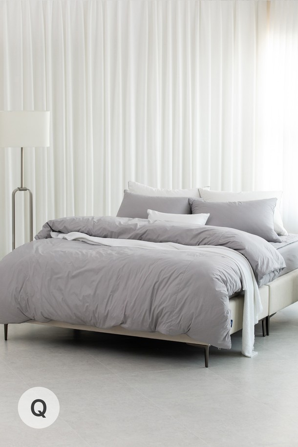 OSLO (오슬로) 오가닉 순면 누비 이불커버세트 Q는 부드러운 촉감의 순면 소재로 제작되어 편안한 잠자리를 제공합니다. 미니멀하고 베이직한 디자인에 그레이 컬러, 무지 패턴으로 어떤 침실에도 잘 어울립니다. 사계절 내내 사용할 수 있으며, 흡습 기능으로 쾌적함을 유지합니다. 퀸 사이즈의 누비 이불커버 세트로, 집콕룩을 즐기는 분들께 추천합니다.
