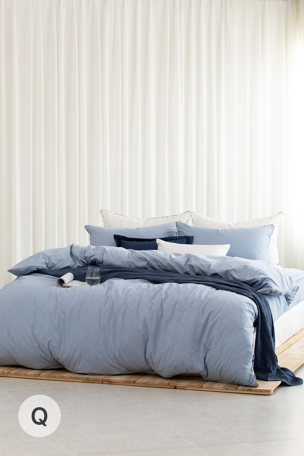 OSLO(오슬로) 오가닉 순면 누비 이불커버세트 Q는 부드러운 촉감의 오가닉 순면 소재로 제작된 이불커버 세트입니다. 미니멀하고 클래식한 디자인으로 집콕룩을 연출하기에 좋으며, 사계절 내내 사용할 수 있습니다. 그레이 컬러의 무지 패턴으로 어떤 침실에도 잘 어울립니다. 퀸 사이즈로 구성되어 있으며, 누비 가공으로 포근함을 더했습니다. 오슬로 오가닉 순면 누비 이불커버세트로 편안하고 아늑한 잠자리를 경험해 보세요.
