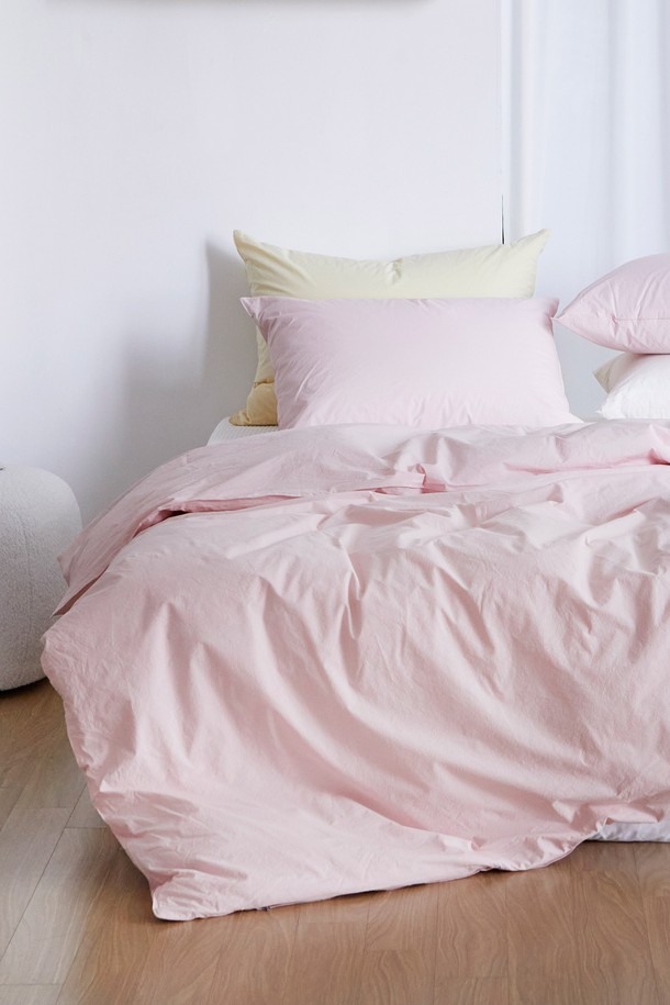 데일리코튼 60수 바이오워싱 이불커버 싱글(7컬러)는 부드러운 촉감의 면 소재로 제작되어 편안한 잠자리를 제공합니다. 미니멀하고 클래식한 스타일의 무지 디자인으로, 집콕룩에 잘 어울리는 아이템입니다. 60수 고밀도 면 소재는 쾌적함을 더하고, 바이오워싱 가공을 통해 더욱 부드러운 사용감을 느낄 수 있습니다. 싱글 사이즈로 출시되었으며, 핑크를 포함한 7가지 다채로운 컬러 옵션으로 취향에 맞는 선택이 가능합니다. 데일리 침구류로 활용하여 포근하고 아늑한 분위기를 연출해보세요.
