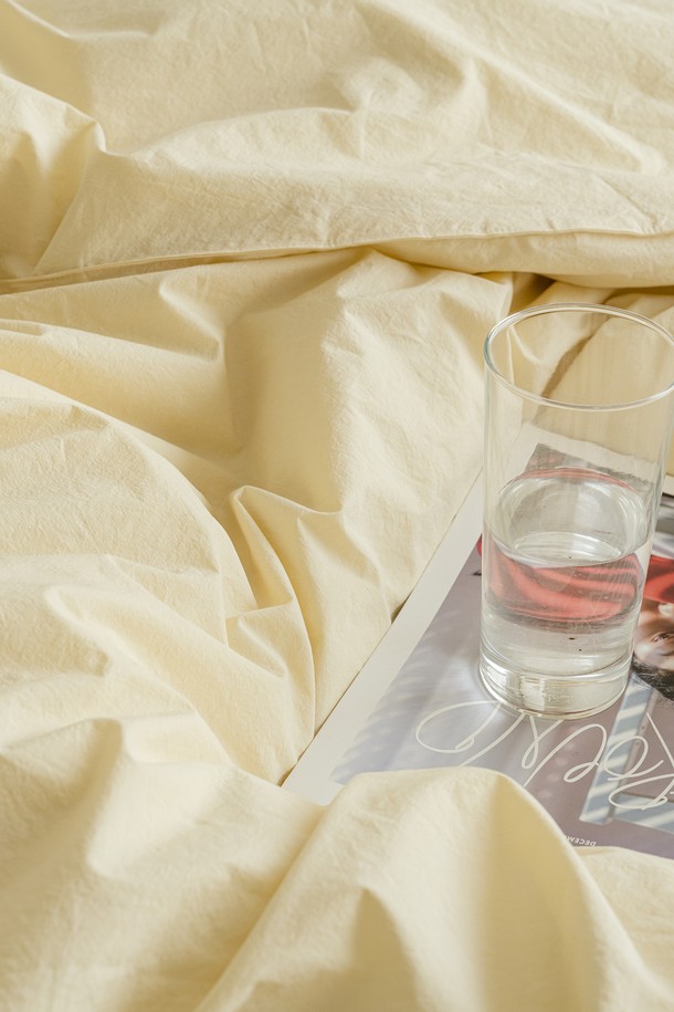 데일리코튼 60수 바이오워싱 이불커버 싱글은 부드러운 촉감의 면 소재로 제작되어 포근한 잠자리를 선사합니다. 60수 원단에 바이오워싱 가공을 더해 더욱 부드럽고 흡습성이 뛰어나 사계절 내내 쾌적하게 사용할 수 있습니다. 미니멀하고 클래식한 스타일로, 집콕룩에 편안함을 더하며, 화이트, 베이지, 옐로우 등 7가지 다채로운 컬러 옵션으로 제공됩니다. 싱글 사이즈로 침실 분위기에 맞춰 폭넓게 선택할 수 있습니다.
