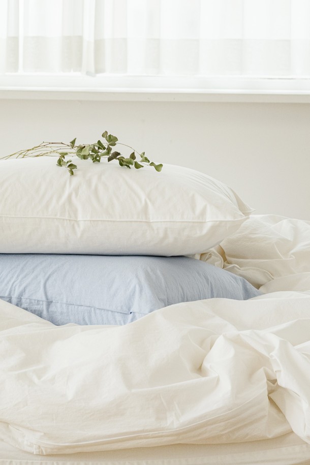 데일리코튼 60수 바이오워싱 이불커버 퀸(7컬러)는 부드러운 촉감과 흡습성이 뛰어난 면 소재의 이불커버입니다. 60수 고밀도 원단에 바이오워싱 가공을 더해 데일리로 편안하게 사용할 수 있으며, 얇은 두께감으로 계절에 관계없이 활용하기 좋습니다. 미니멀하고 클래식한 디자인으로 집콕룩을 완성하는 데 제격입니다. 화이트, 베이지, 그레이, 블루, 핑크, 민트, 브라운 7가지의 다채로운 컬러 옵션으로 침실 분위기를 연출해보세요. 퀸 사이즈로 제작되어 넉넉한 사용감을 제공합니다.
