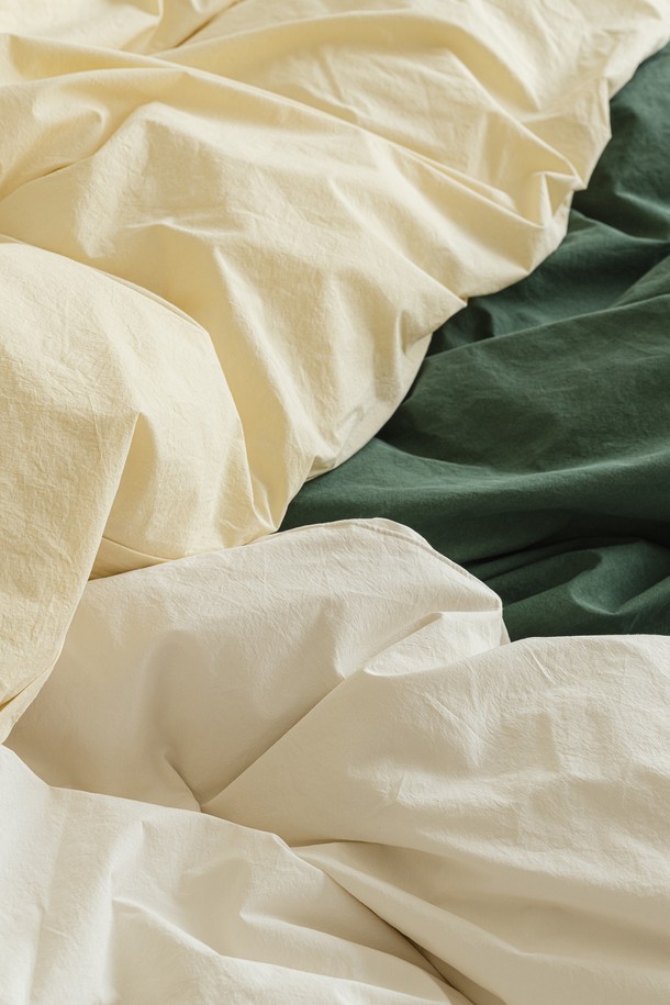 데일리코튼 60수 바이오워싱 이불커버 싱글은 부드러운 촉감의 면 소재로 제작되어 포근한 잠자리를 선사합니다. 60수 원단에 바이오워싱 가공을 더해 더욱 부드럽고 흡습성이 뛰어나 사계절 내내 쾌적하게 사용할 수 있습니다. 미니멀하고 클래식한 스타일로, 집콕룩에 편안함을 더하며, 화이트, 베이지, 옐로우 등 7가지 다채로운 컬러 옵션으로 제공됩니다. 싱글 사이즈로 침실 분위기에 맞춰 폭넓게 선택할 수 있습니다.
