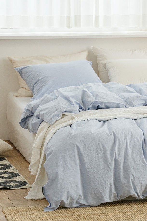 부드러운 촉감이 매력적인 데일리코튼 60수 바이오워싱 이불커버 퀸(7컬러)입니다. 60수 고밀도 면 원단으로 제작되어 얇고 가벼우며, 흡습성이 뛰어나 편안한 잠자리를 제공합니다. 바이오워싱 가공으로 부드러움을 더했으며, 미니멀하고 클래식한 스타일을 연출합니다. 화이트, 블루, 그레이 등 7가지 다채로운 컬러 옵션으로, 집콕룩을 더욱 돋보이게 합니다. 퀸 사이즈로 제작되어 넉넉하게 사용할 수 있습니다.
