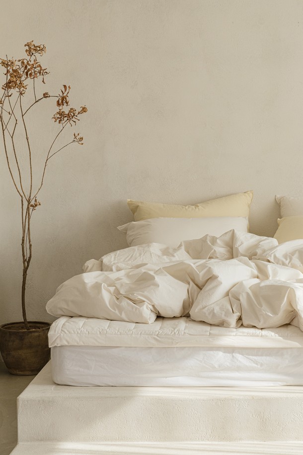 데일리코튼 60수 바이오워싱 이불커버 퀸은 부드러운 촉감과 흡습성이 뛰어난 면 소재의 이불커버입니다. 60수 고밀도 원단에 바이오워싱 가공을 더해 데일리로 편안하게 사용할 수 있습니다. 퀸 사이즈로 제작되었으며, 화이트, 베이지, 그린, 그레이, 블루, 핑크, 옐로우 7가지의 다채로운 컬러 옵션을 제공합니다. 미니멀하고 클래식한 스타일로, 집콕룩에 잘 어울리는 아이템입니다. 얇은 두께감으로 사계절 내내 쾌적하게 사용할 수 있습니다.
