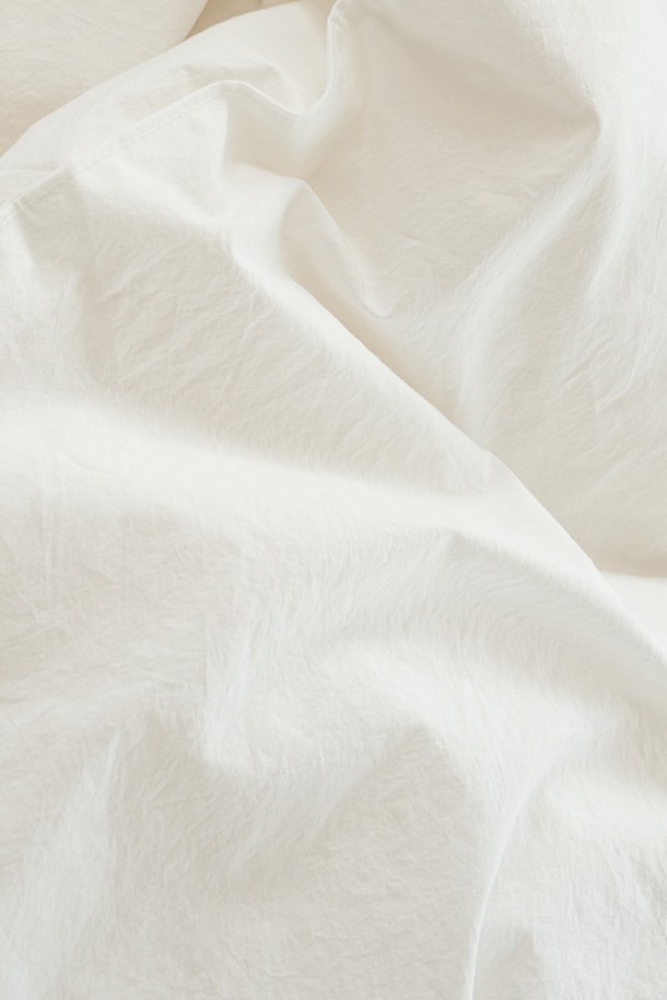 데일리코튼 60수 바이오워싱 이불커버 퀸(7컬러)는 부드러운 촉감과 흡습성이 뛰어난 면 소재의 이불커버입니다. 60수 고밀도 원단에 바이오워싱 가공을 더해 데일리로 편안하게 사용할 수 있으며, 얇은 두께감으로 계절에 관계없이 활용하기 좋습니다. 미니멀하고 클래식한 디자인으로 집콕룩을 완성하는 데 제격입니다. 화이트, 베이지, 그레이, 블루, 핑크, 민트, 브라운 7가지의 다채로운 컬러 옵션으로 침실 분위기를 연출해보세요. 퀸 사이즈로 제작되어 넉넉한 사용감을 제공합니다.
