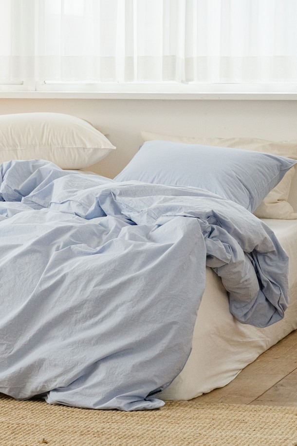 데일리코튼 60수 바이오워싱 이불커버는 킹 사이즈로, 부드러운 촉감과 흡습 기능으로 편안한 잠자리를 제공합니다. 60수 고밀도 면 원단에 바이오워싱 가공을 더해 더욱 부드럽고, 사계절 내내 쾌적하게 사용할 수 있습니다. 미니멀하고 클래식한 스타일의 무지 디자인으로, 집콕룩에 잘 어울리는 아이템입니다. 화이트, 그레이, 블루 등 7가지 다채로운 컬러 옵션으로 침실 분위기를 연출해 보세요.
