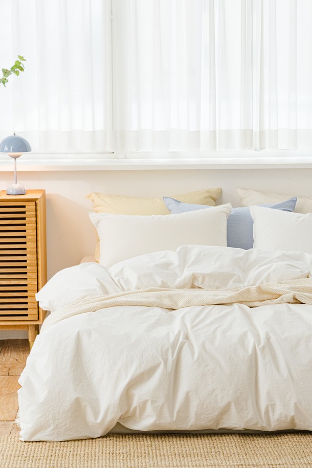 데일리코튼 60수 바이오워싱 이불커버 킹은 부드러운 촉감이 특징인 면 소재의 이불커버입니다. 사계절 내내 사용할 수 있으며, 킹 사이즈로 제작되어 넉넉한 사용 공간을 제공합니다. 바이오워싱 가공을 통해 부드러움을 더했으며, 미니멀하고 클래식한 디자인으로 집콕룩을 연출하기 좋습니다. 깨끗하고 깔끔한 화이트 컬러의 무지 패턴으로 어떤 침구와도 잘 어울립니다. 단품으로 구성되어 있어 간편하게 침실 분위기를 바꿀 수 있습니다.
